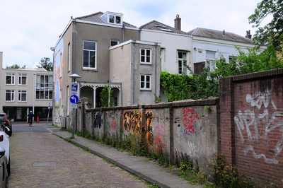 904749 Gezicht op de aan de Kruisdwarsstraat gelegen tuinmuur van het pand Kruisstraat 305 te Utrecht.